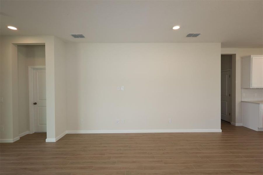 Spacious, unfurnished interior of a new home in Bay Lake Farms, St. Cloud (Image 15).