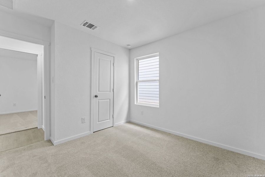 Spacious, unfurnished interior of a new home in Spring Grove, St. Hedwig (Image 12).