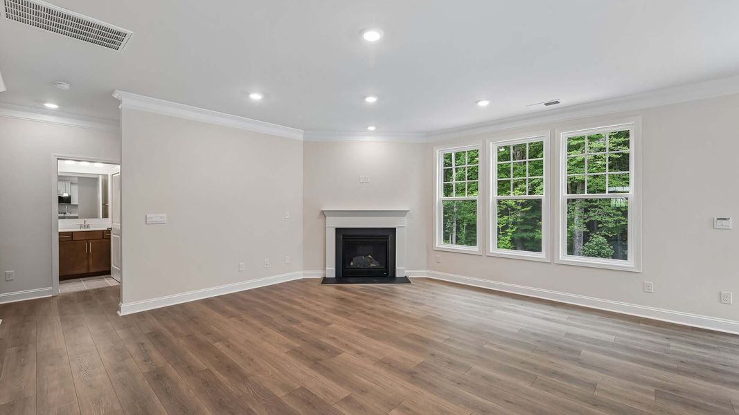 Spacious, unfurnished interior of a new home in Oak Grove Hill, Huntersville (Image 9).