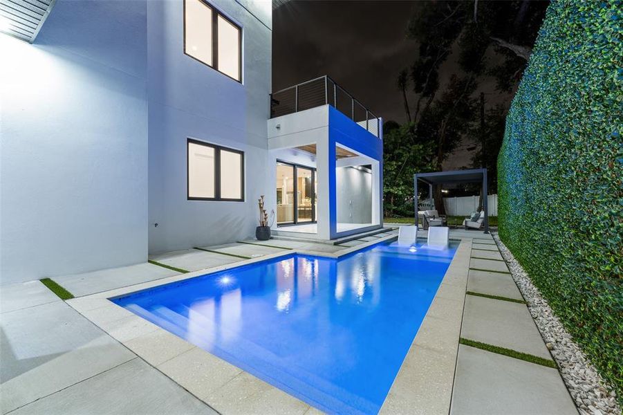 Exterior details and patio area of a home in , Tampa (Image 33).