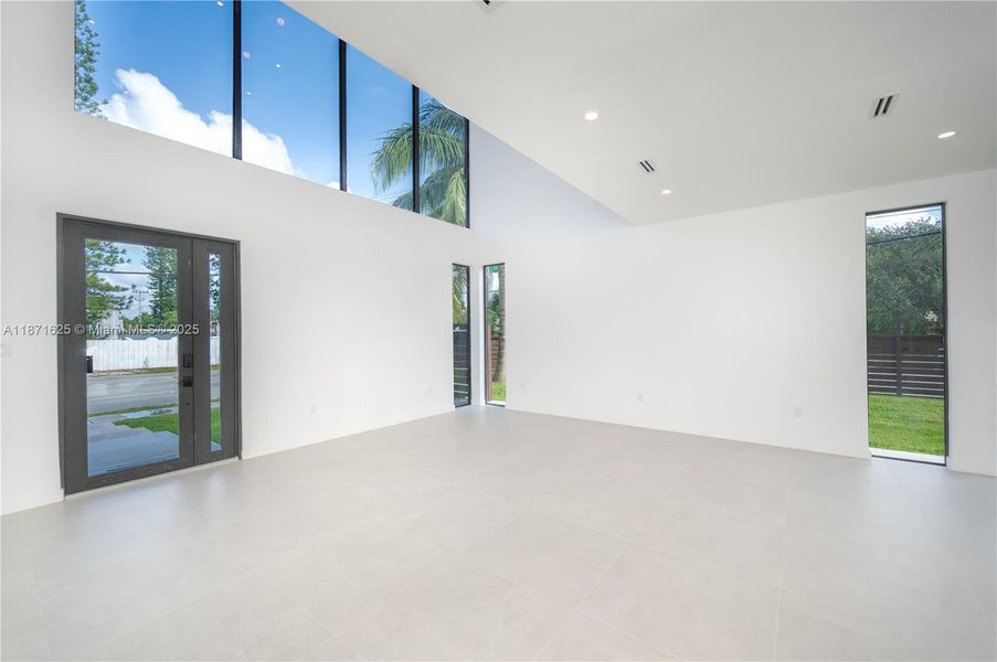 Spacious, unfurnished interior of a new home in , Fort Lauderdale (Image 28).