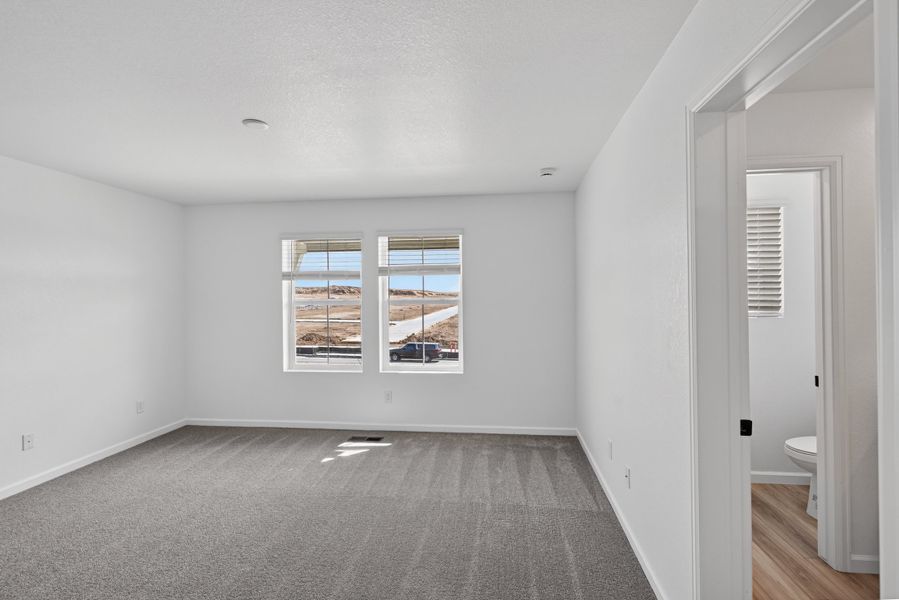 Spacious, unfurnished interior of a new home in Sky Ranch, Aurora (Image 10).