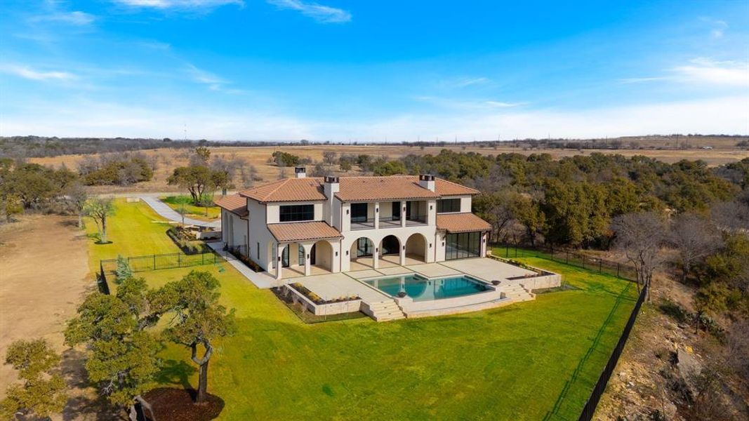 Exterior details and patio area of a home in Fleming Pointe, Fort Worth (Image 25).