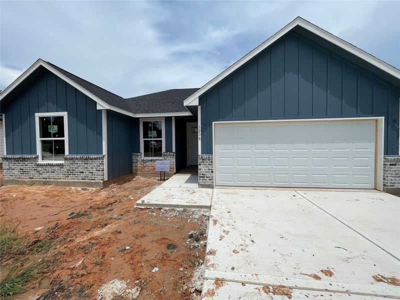 Exterior details and patio area of a home in , New Waverly (Image 1).