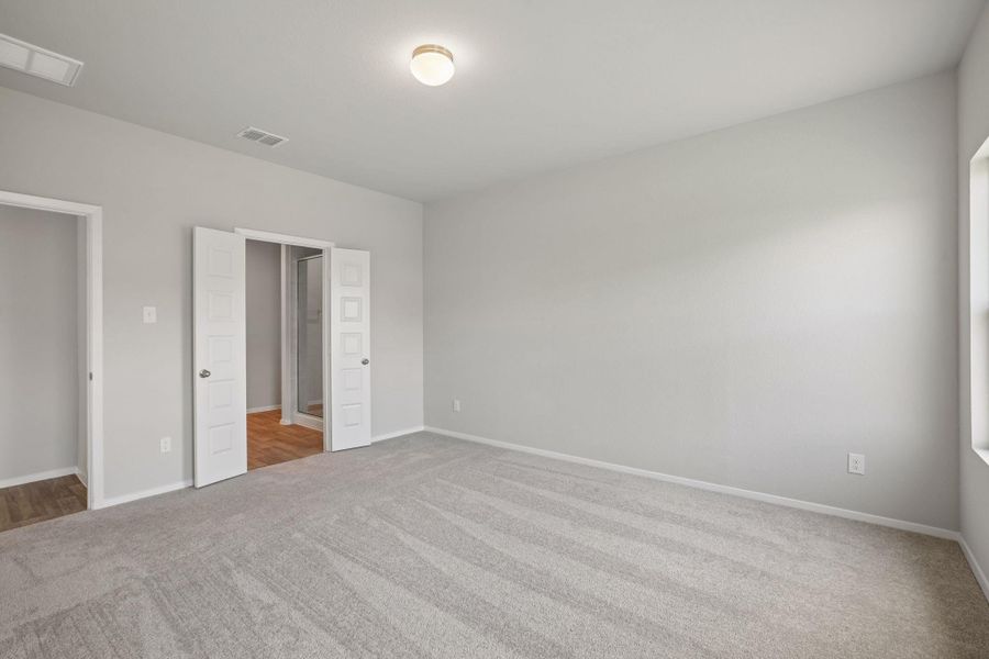 Spacious, unfurnished interior of a new home in Cloverleaf, Austin (Image 27).