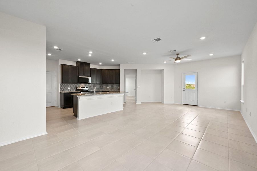 Spacious, unfurnished interior of a new home in Stoney Chase, Del Valle (Image 19).