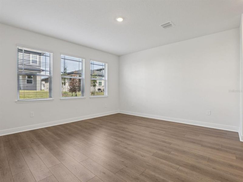 Spacious, unfurnished interior of a new home in Cyrene at Minneola, Minneola (Image 8).