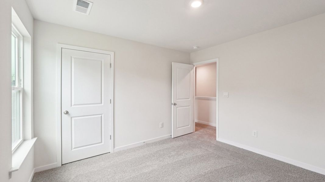 Spacious, unfurnished interior of a new home in Reedy Creek Preserve, Charlotte (Image 29).