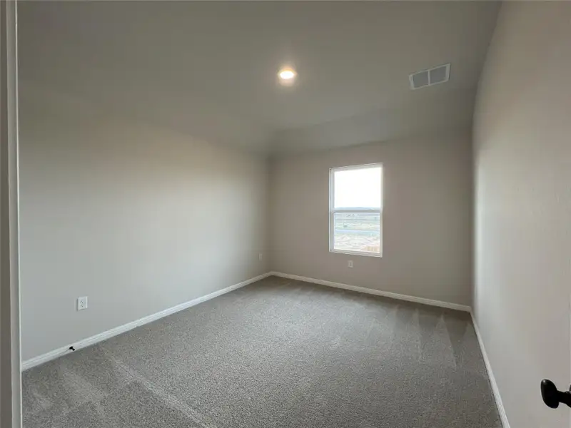 Spacious, unfurnished interior of a new home in Rolling Glen, Hutto (Image 16).