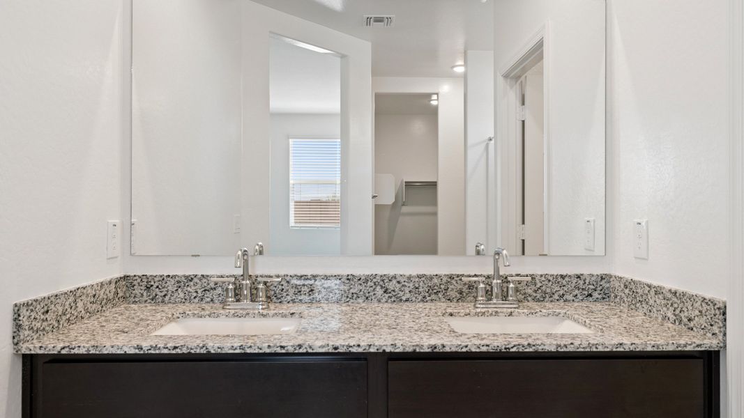 Representative interior finishes for a home built from the Raven by D.R. Horton in Magma Ranch Vistas, Florence (Image 11).
