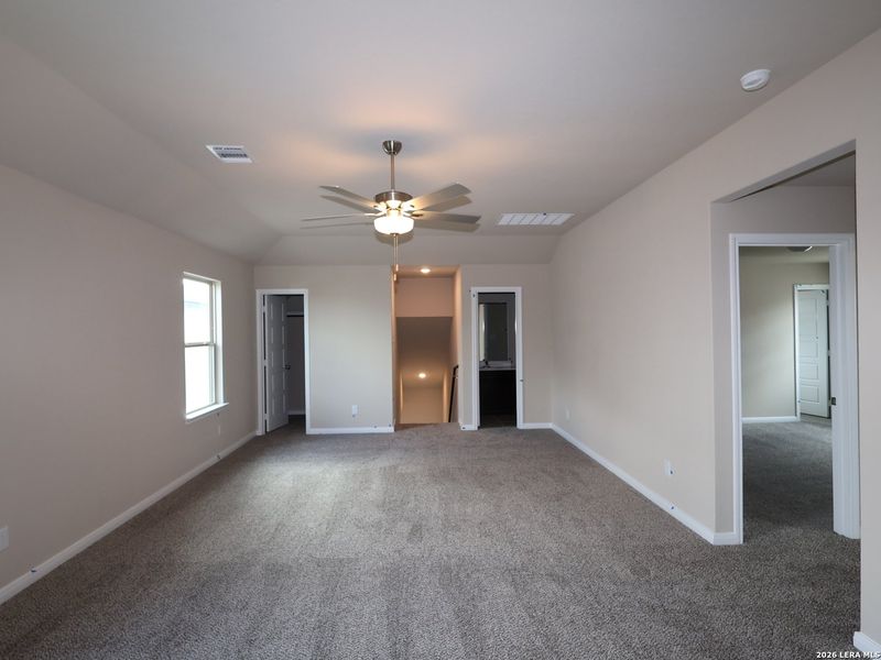 Spacious, unfurnished interior of a new home in Park Place, New Braunfels (Image 12).