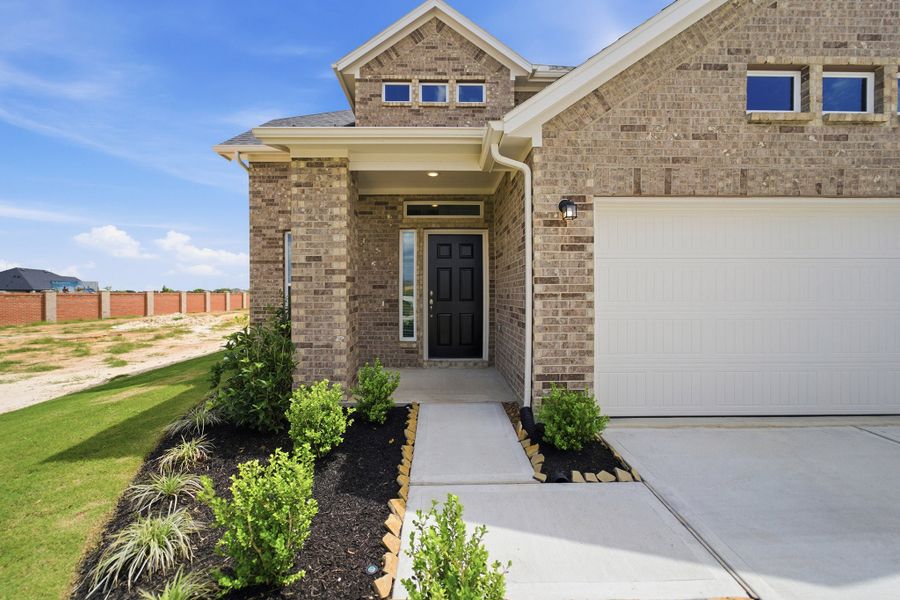 Exterior details and patio area of a home in Wildrye, Waller (Image 3).