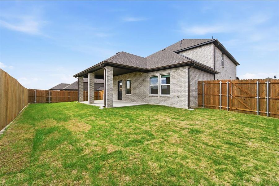 Exterior details and patio area of a home in Saddlebrook Estates, Waxahachie (Image 3).