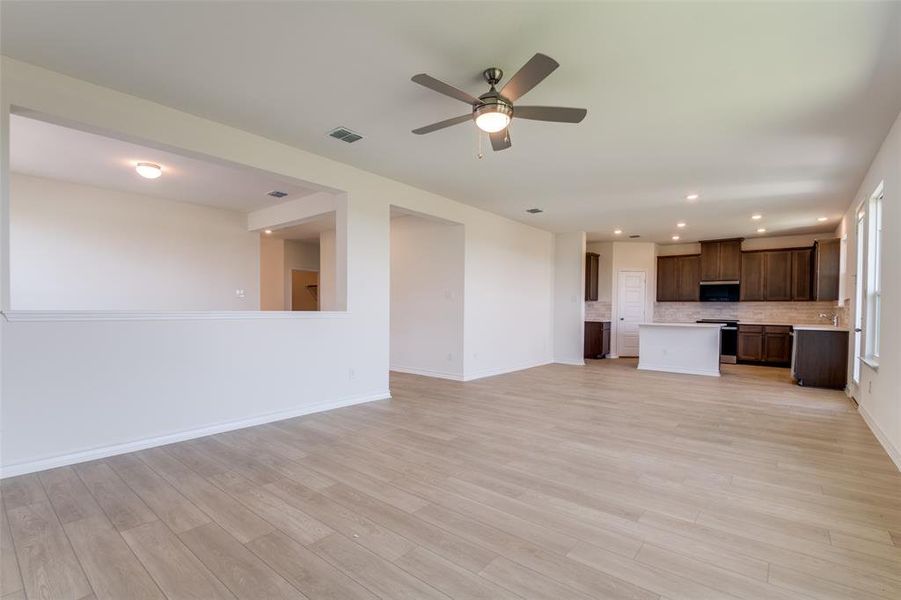 Spacious, unfurnished interior of a new home in Cottonwood Creek, Seagoville (Image 16). Spacious, unfurnished interior of a new home in Cottonwood Creek, Seagoville (Image 16).