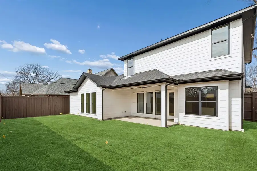 Exterior details and patio area of a home in , Farmers Branch (Image 3).