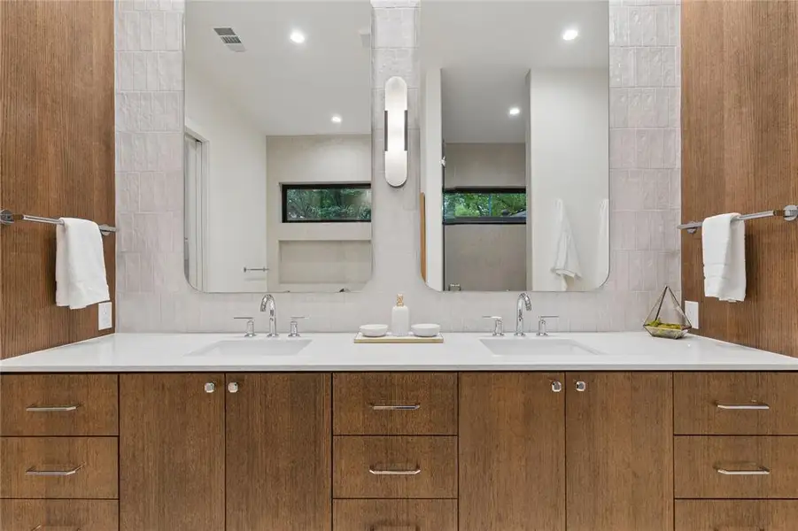 Furnished interior view inside a new home in , Dallas (Image 10).