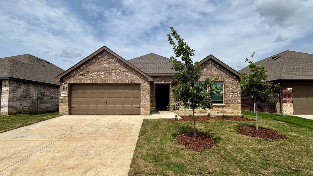Front exterior of a new home in Stonewyck Farms, Ennis, TX, highlighting curb appeal (Image 1). Front exterior of a new home in Stonewyck Farms, Ennis, TX, highlighting curb appeal (Image 1).