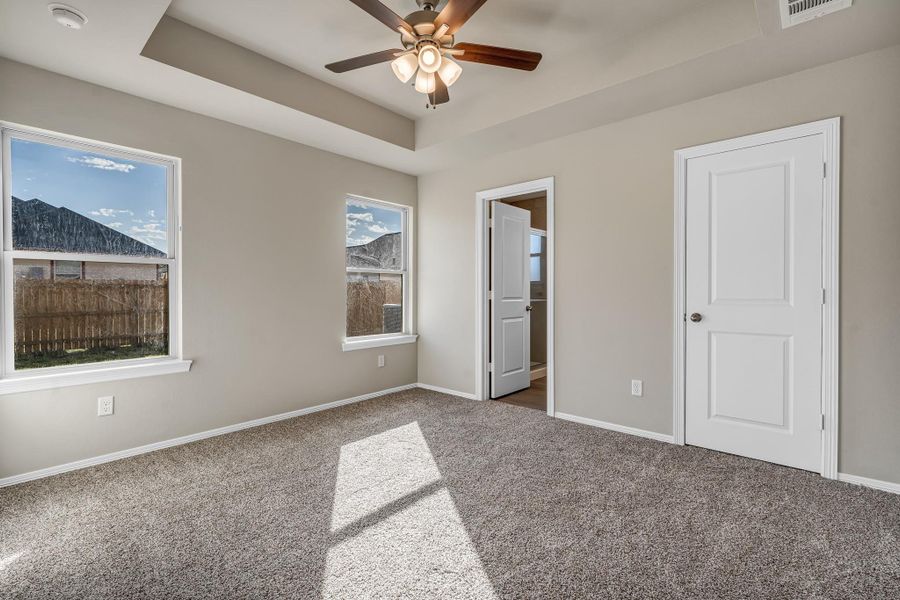 **Photos are sample photos of similar plan. Colors and features might vary**