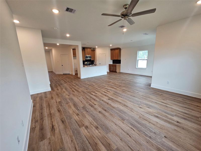 Spacious, unfurnished interior of a new home in , Conroe (Image 9).