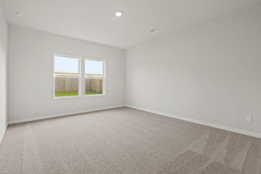 Spacious, unfurnished interior of a new home in Sherwood Glen, Conroe (Image 6).