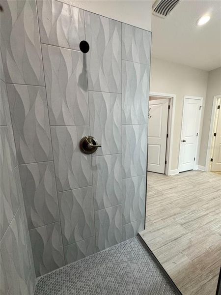 Spacious, unfurnished interior of a new home in , Dade City (Image 33).