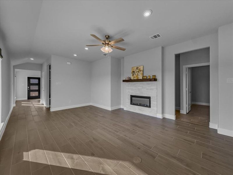 Spacious, unfurnished interior of a new home in , Anna (Image 20).