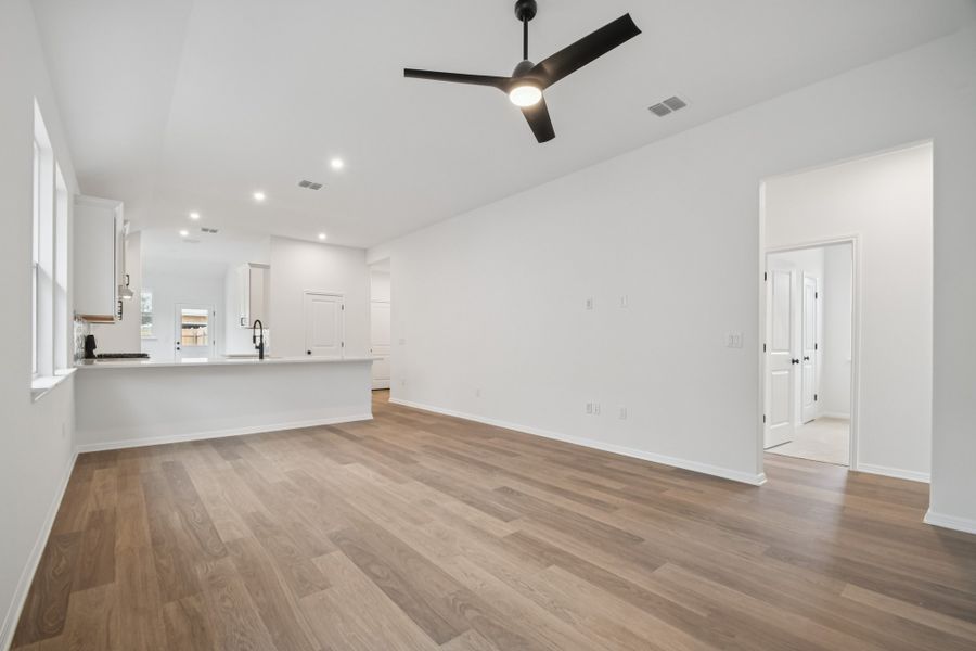 Spacious, unfurnished interior of a new home in Porter Country, Buda (Image 11).