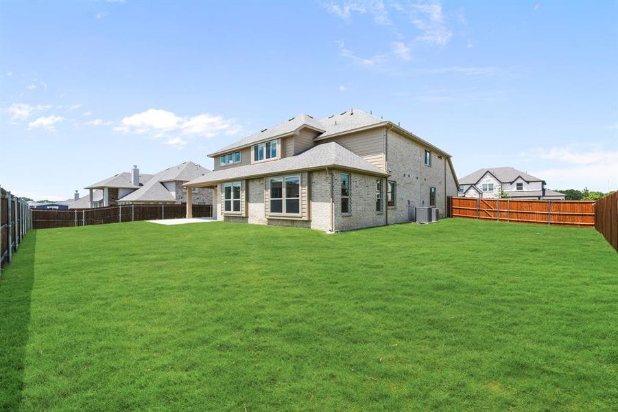 Exterior details and patio area of a home in Hayes Crossing, Midlothian (Image 27).