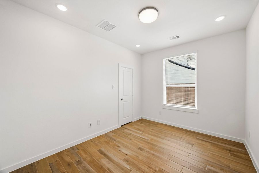 Spacious, unfurnished interior of a new home in Meridiana, Iowa Colony (Image 30).