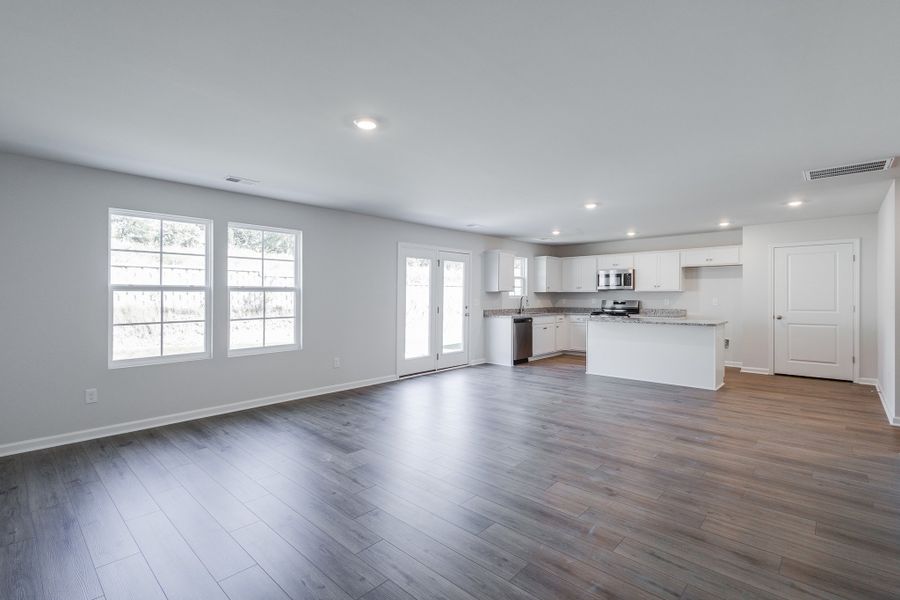 Spacious, unfurnished interior of a new home in Bluefield, Lexington (Image 17).