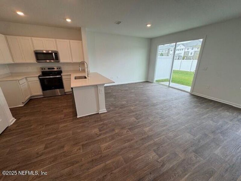 Spacious, unfurnished interior of a new home in The Landing, Middleburg (Image 46).