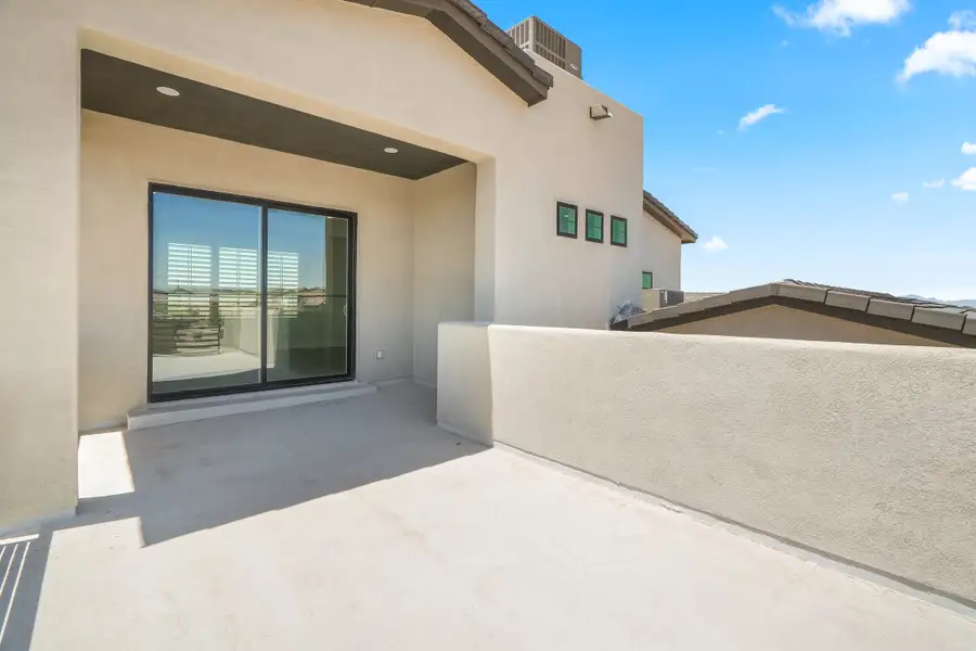 Exterior details and patio area of a home in Verdancia, El Paso (Image 4).