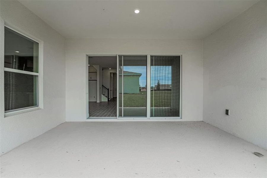 Exterior details and patio area of a home in Avalon Woods, Winter Garden (Image 3).
