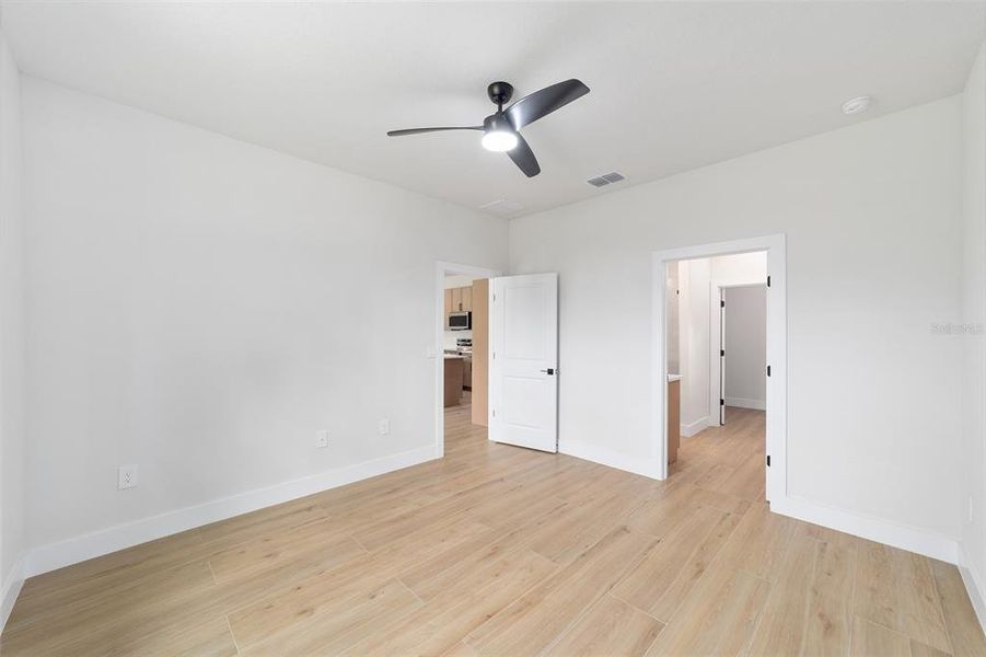 Spacious, unfurnished interior of a new home in , Ocala (Image 33).