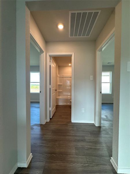 Spacious, unfurnished interior of a new home in Santa Fe, Cleveland (Image 24).