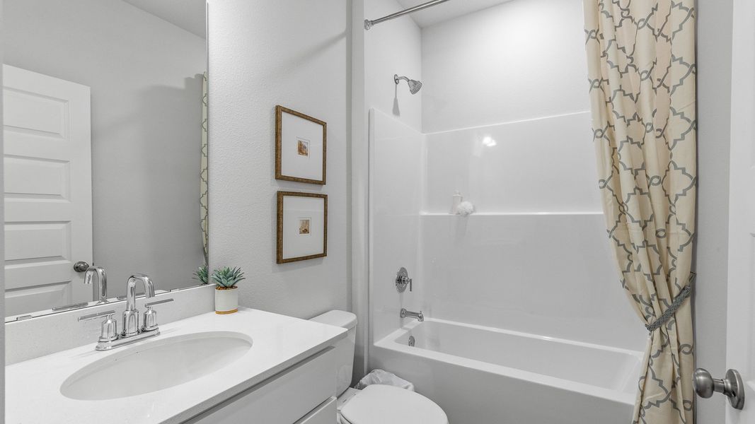 Furnished interior view inside a new home in Colonial East, Panama City Beach (Image 22).