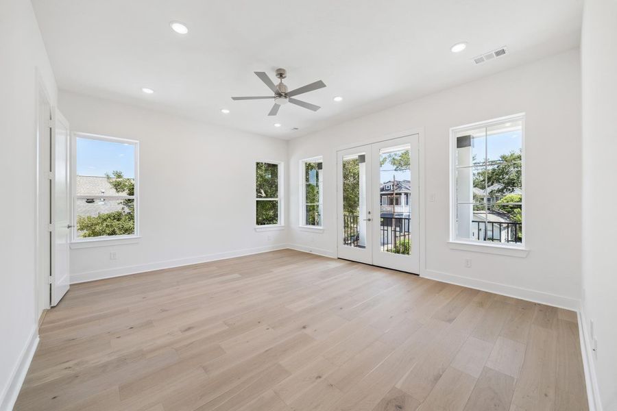 Spacious, unfurnished interior of a new home in , Houston (Image 24).
