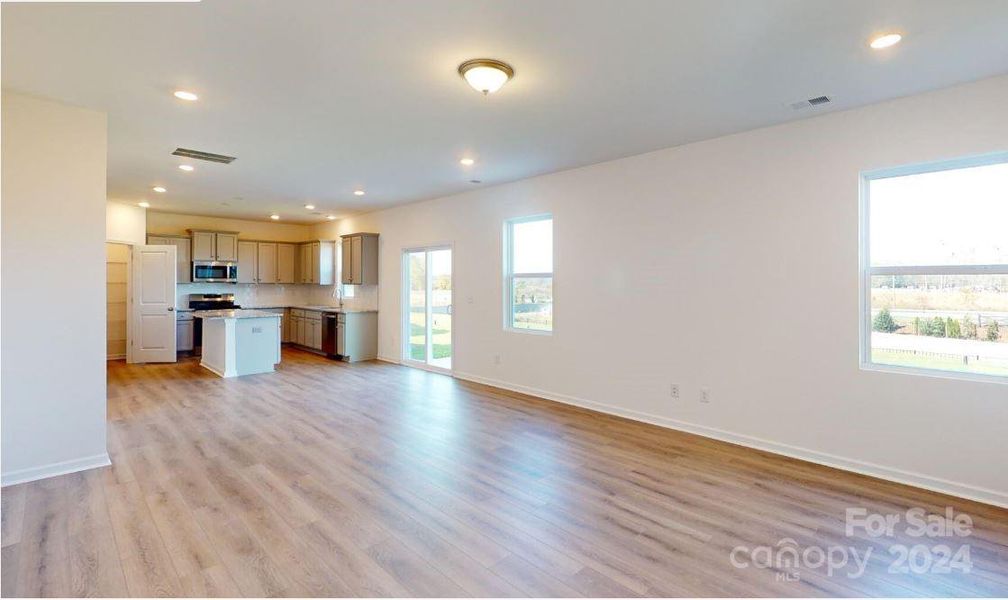 Kitchen & Breakfast Area