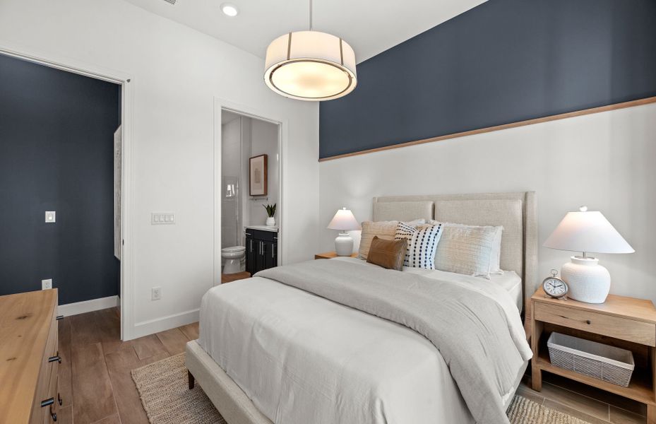 Secondary bedroom with closet