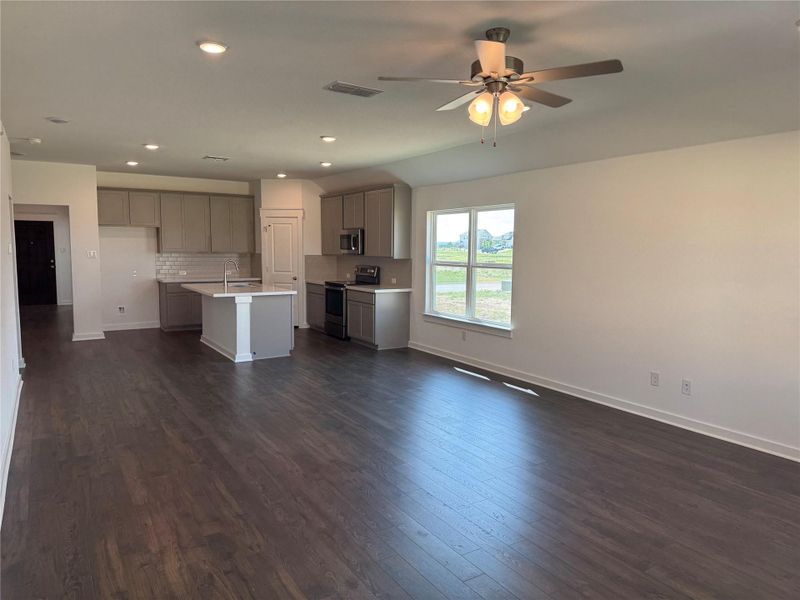 Spacious, unfurnished interior of a new home in Hunters Glen, Jarrell (Image 19).