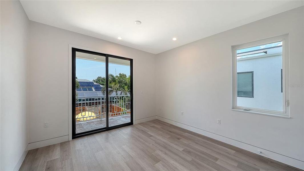 Spacious, unfurnished interior of a new home in , Sarasota (Image 39).
