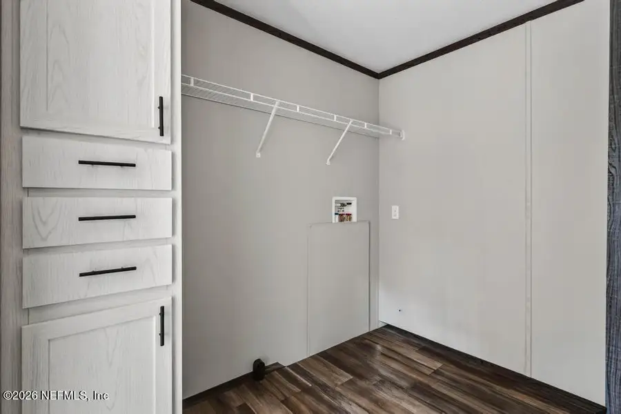 Spacious, unfurnished interior of a new home in , Middleburg (Image 21).