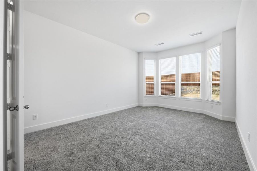 Spacious, unfurnished interior of a new home in Wildridge, Oak Point (Image 15).