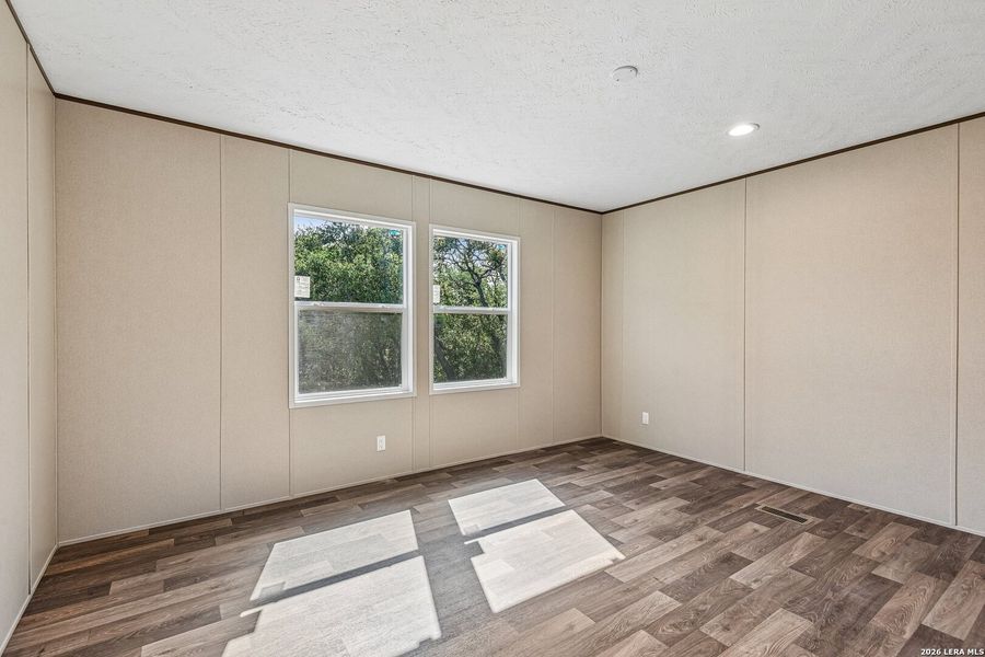 Spacious, unfurnished interior of a new home in , Hondo (Image 38).