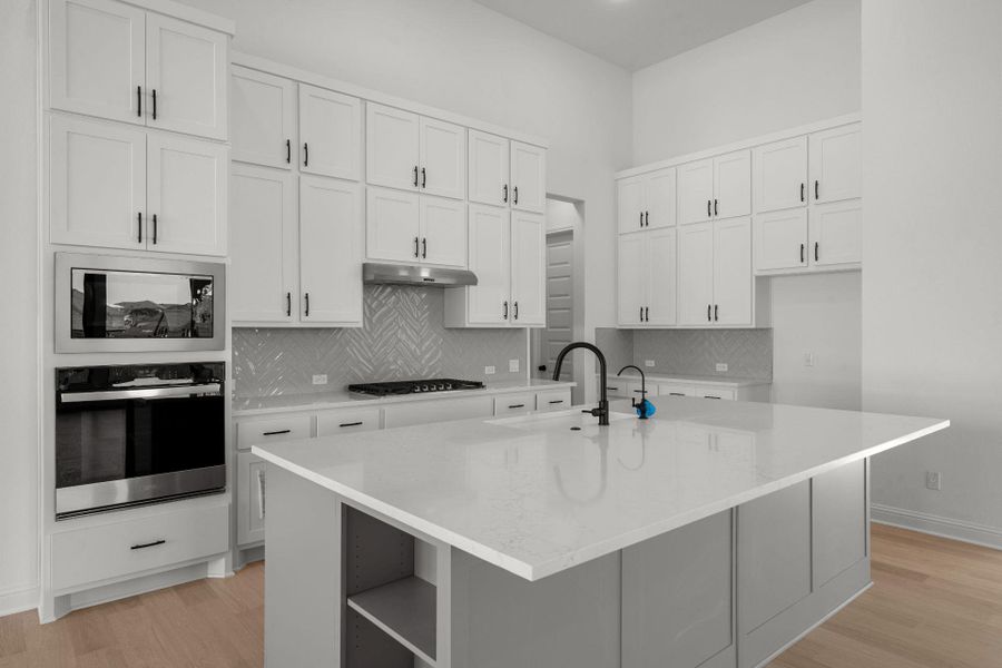Large Center Island in Kitchen