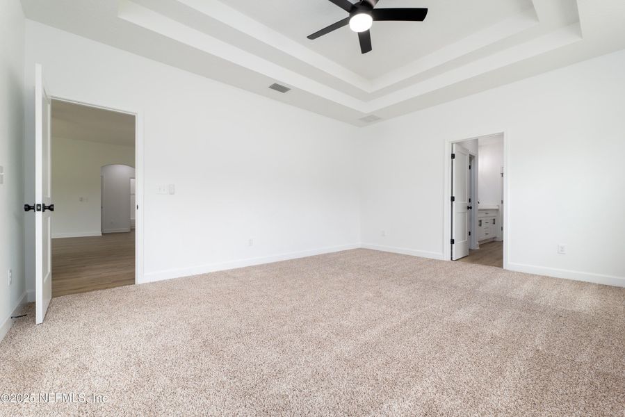 Spacious, unfurnished interior of a new home in , Middleburg (Image 12).