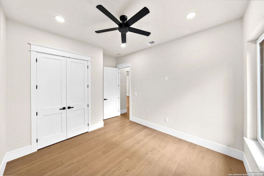 Spacious, unfurnished interior of a new home in , Bandera (Image 45).