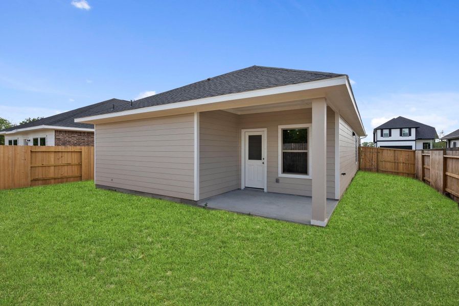 Exterior details and patio area of a home in Laurel Landing, Alvin (Image 20).