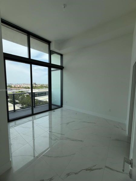 Spacious, unfurnished interior of a new home in , Hallandale Beach (Image 14).