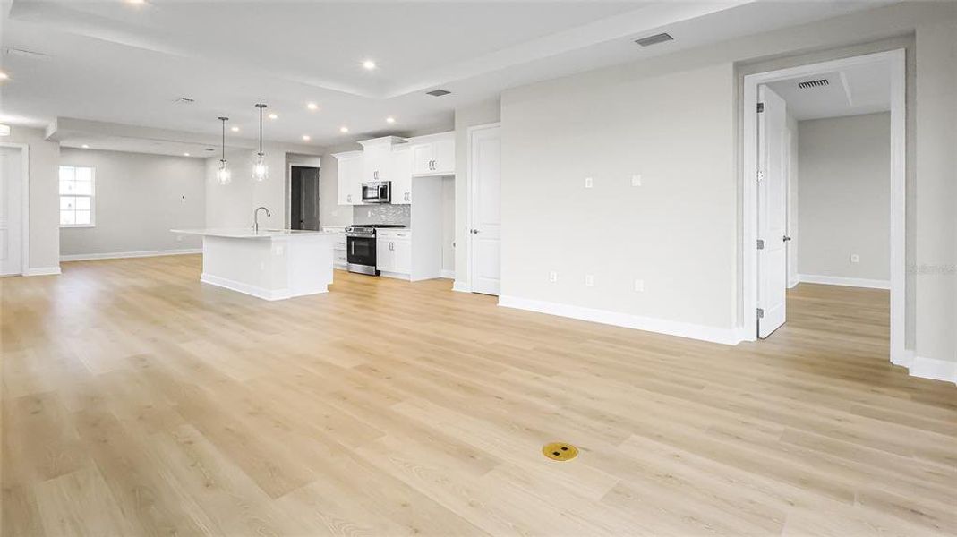 Spacious, unfurnished interior of a new home in Cresswind at Hammock Oaks, Lady Lake (Image 43).